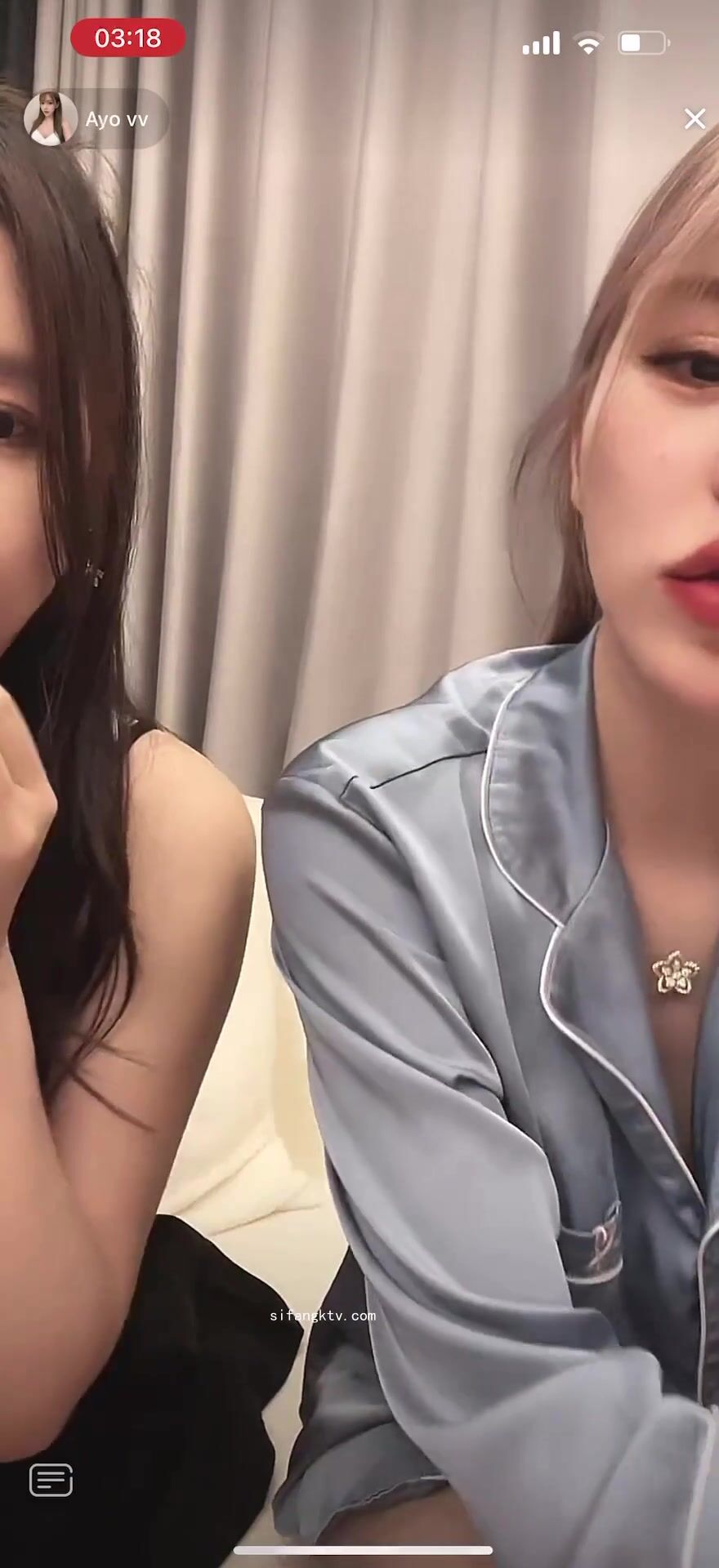 最新《瘋狂抖音》外篇之《抖音擦邊3》顏值主播直播各顯神通閃現走光露點刷邊PK (22)