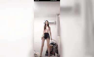 最新《瘋狂抖音》外篇之《抖音擦邊3》顏值主播直播各顯神通 閃現 走光露點 刷邊PK (119)