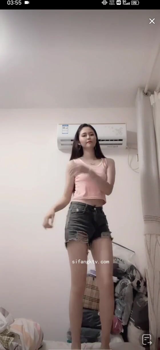 最新《瘋狂抖音》外篇之《抖音擦邊3》顏值主播直播各顯神通 閃現 走光露點 刷邊PK (119)