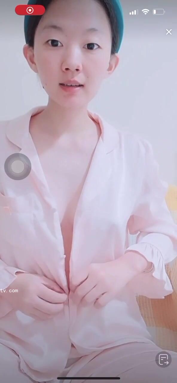 最新《瘋狂抖音》外篇之《抖音擦邊3》顏值主播直播各顯神通 閃現 走光露點 刷邊PK (151)