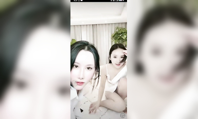 最新《瘋狂抖音》外篇之《抖音擦邊3》顏值主播直播各顯神通 閃現 走光露點 刷邊PK (225)