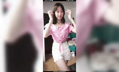 最新《瘋狂抖音》外篇之《抖音擦邊3》顏值主播直播各顯神通 閃現 走光露點 刷邊PK (127)