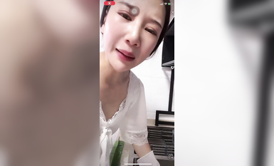 最新《瘋狂抖音》外篇之《抖音擦邊3》顏值主播直播各顯神通 閃現 走光露點 刷邊PK (185)