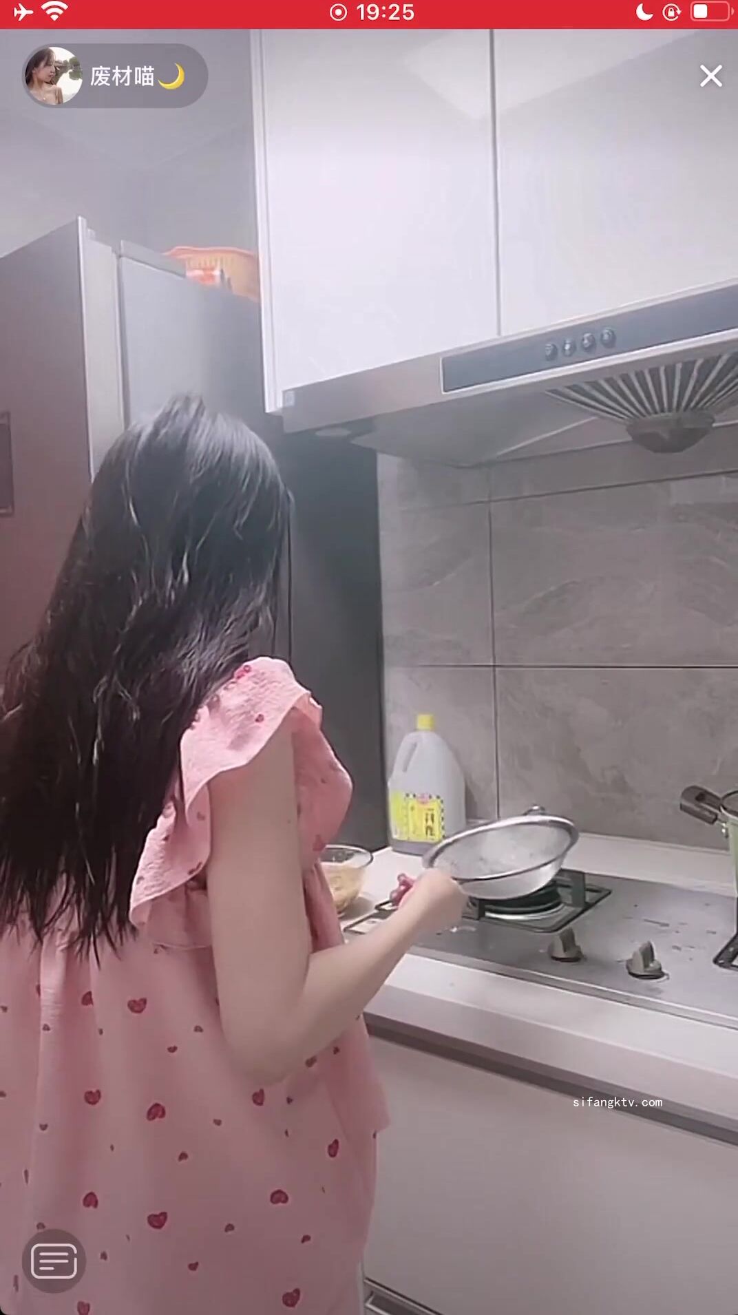 最新《瘋狂抖音》外篇之《抖音擦邊3》顏值主播直播各顯神通 閃現 走光露點 刷邊PK (140)