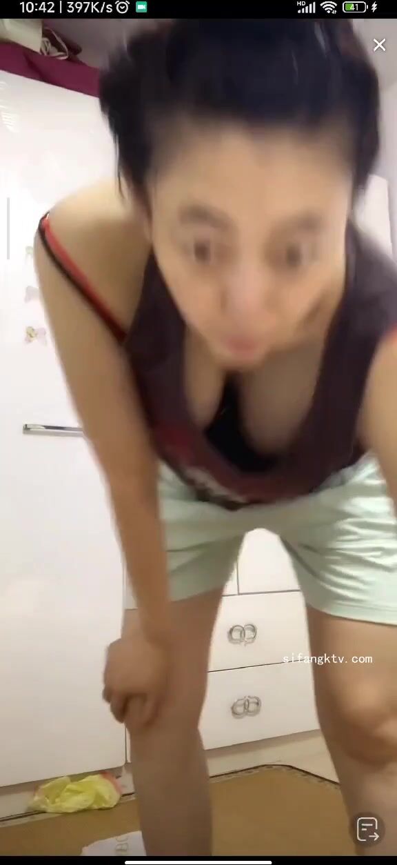 最新《瘋狂抖音》外篇之《抖音擦邊3》顏值主播直播各顯神通 閃現 走光露點 刷邊PK (204)