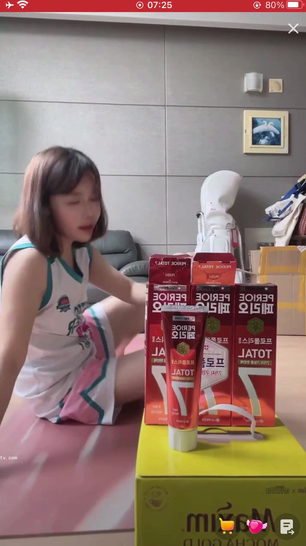 最新《瘋狂抖音》外篇之《抖音擦邊2》顏值主播各顯神通 閃現走光 刷邊尿尿熱舞 扣逼漏奶 (114)