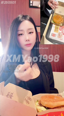 【汐夢瑤】《精液漢堡》，去麥當勞餐廳現場製作！還有一個美女正對著我們坐著，一直往我們這里偷看，走的時候特意靠過來撇了一眼，當著她的面完成精液漢堡的製作！