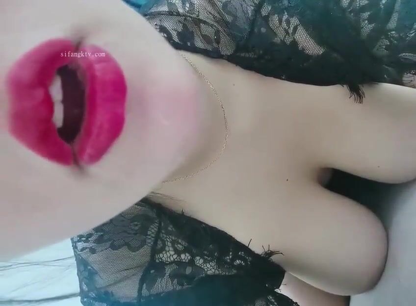 重磅推薦！淫盪肥臀人妻母狗【見過騷的 沒見過這么騷的】喜歡戶外露出，喜歡被很多男人操 (139)