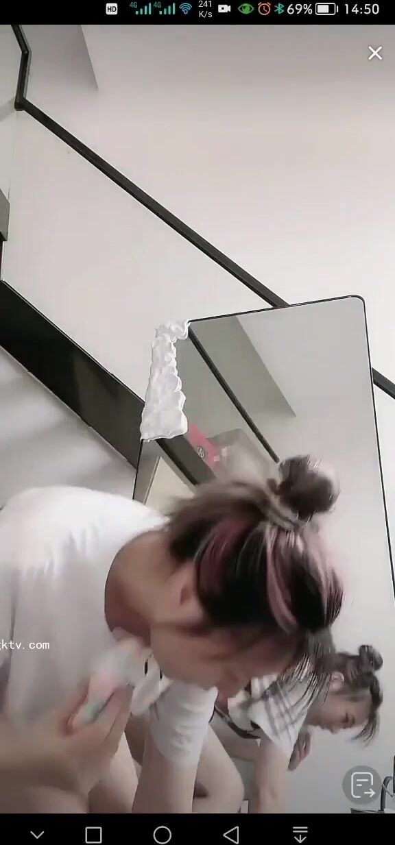 最新《瘋狂抖音》外篇之《抖音擦邊2》顏值主播各顯神通 閃現走光 刷邊尿尿熱舞 扣逼漏奶 (82)