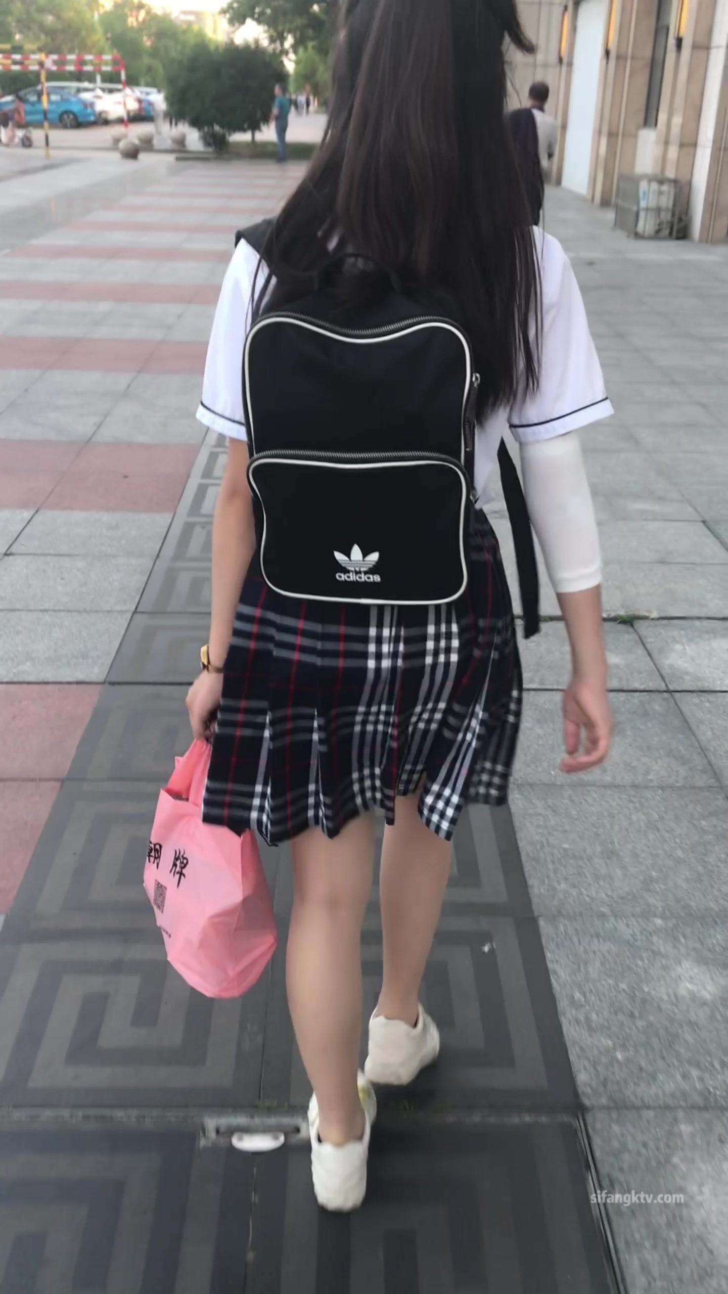 稀缺學姐專場 專業抄底靚麗制服學姐珍藏版 貼著美女屁股抄 有燈光加持畫質特好 超清4K原版 (12)