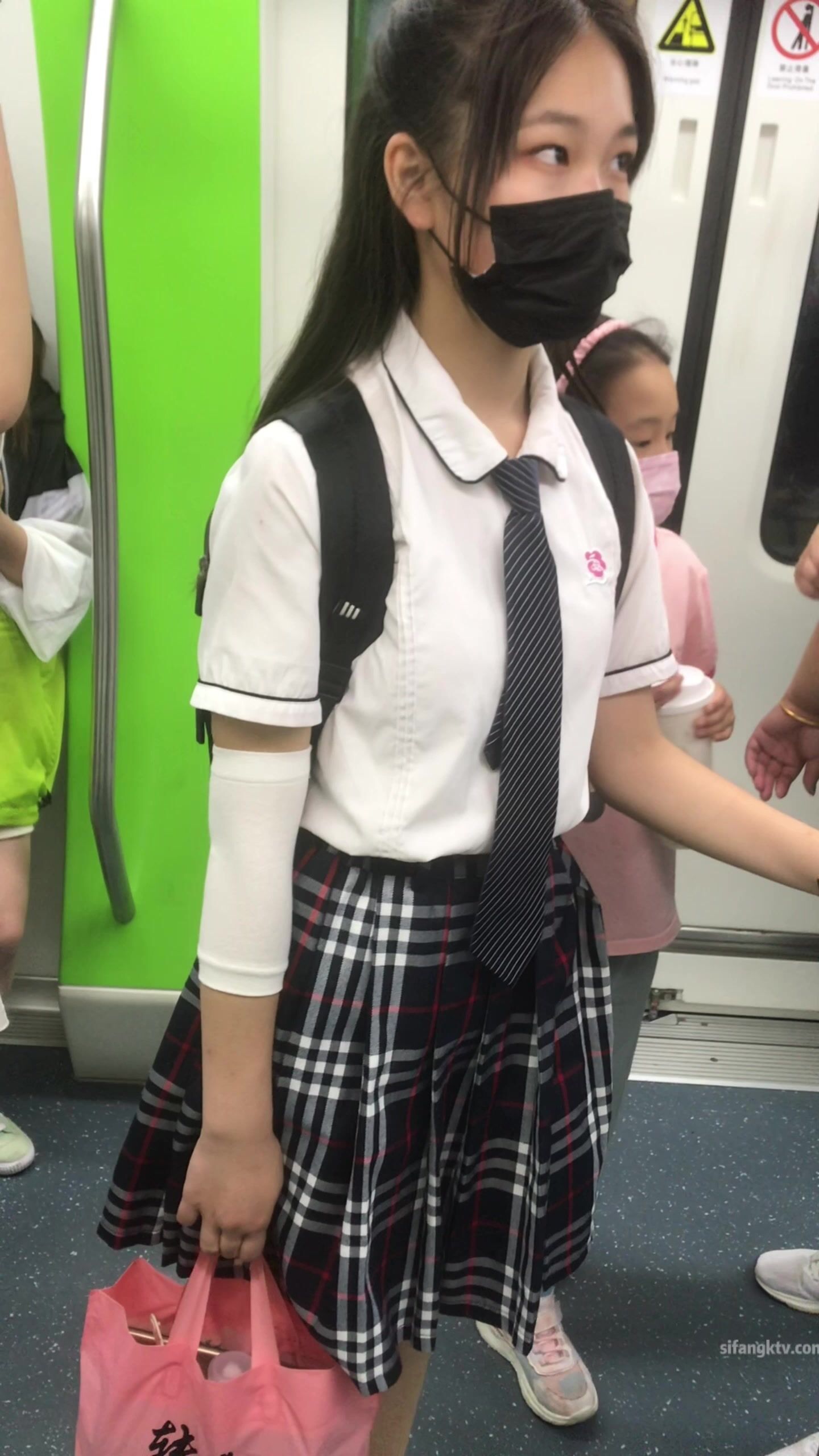 稀缺學姐專場 專業抄底靚麗制服學姐珍藏版 貼著美女屁股抄 有燈光加持畫質特好 超清4K原版 (11)