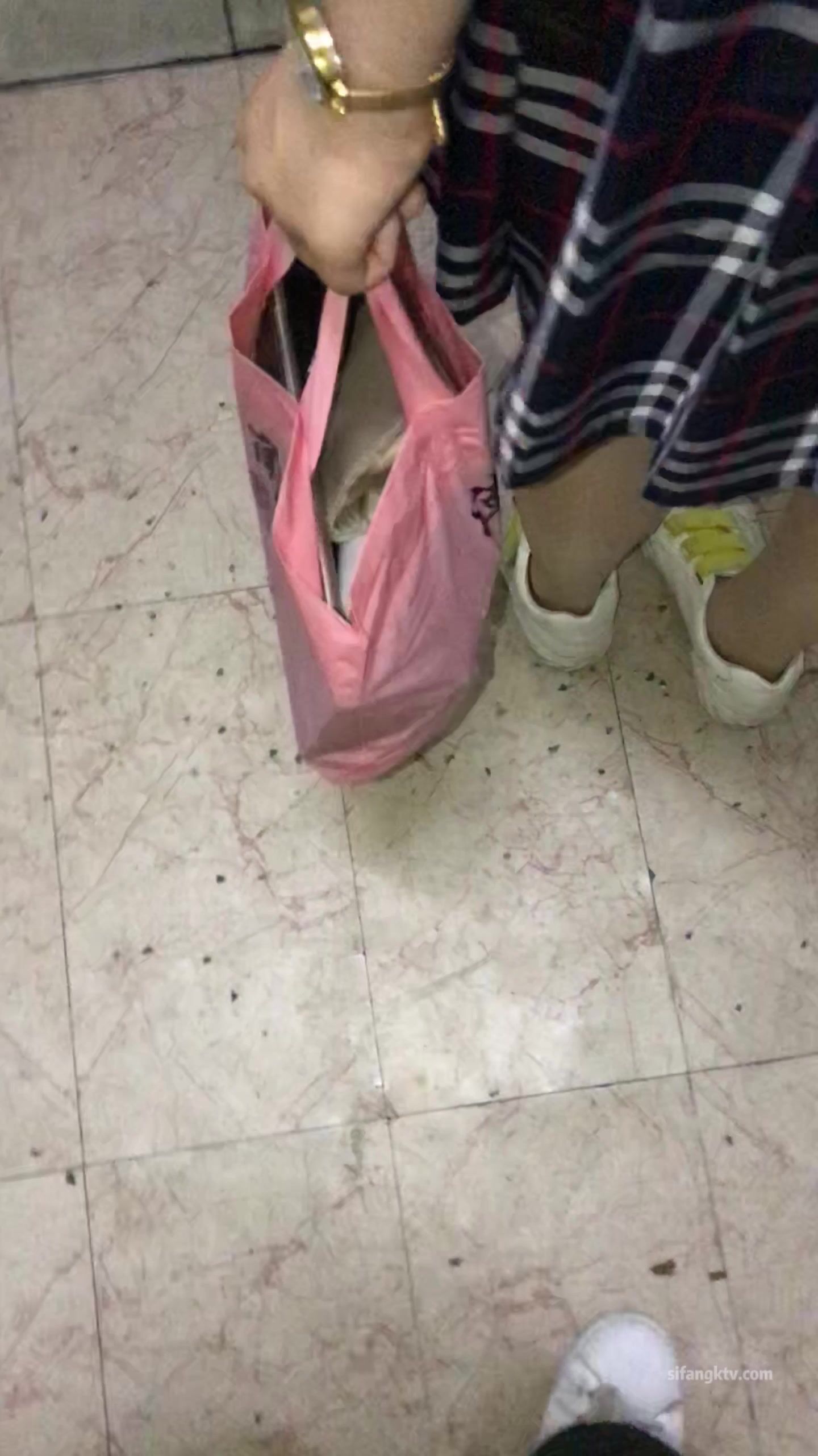 稀缺學姐專場 專業抄底靚麗制服學姐珍藏版 貼著美女屁股抄 有燈光加持畫質特好 超清4K原版 (13)