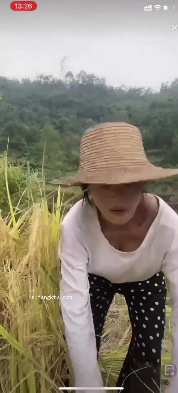 最新《瘋狂抖音》外篇之《抖音擦邊4》顏值主播各顯神通 閃現走光 刷邊瘋狂作死 扣逼漏奶 (72)